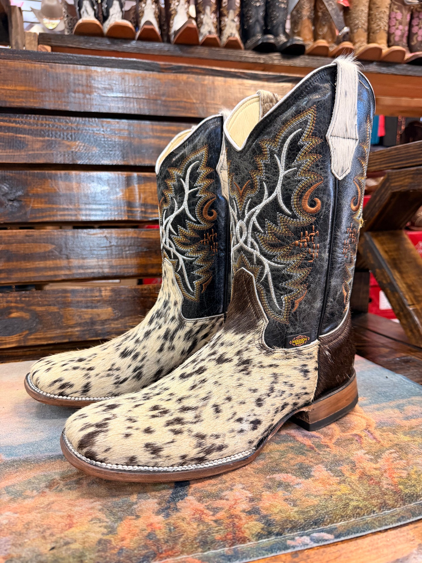 Men’s Cowhide Embroidered Western Boots size 9