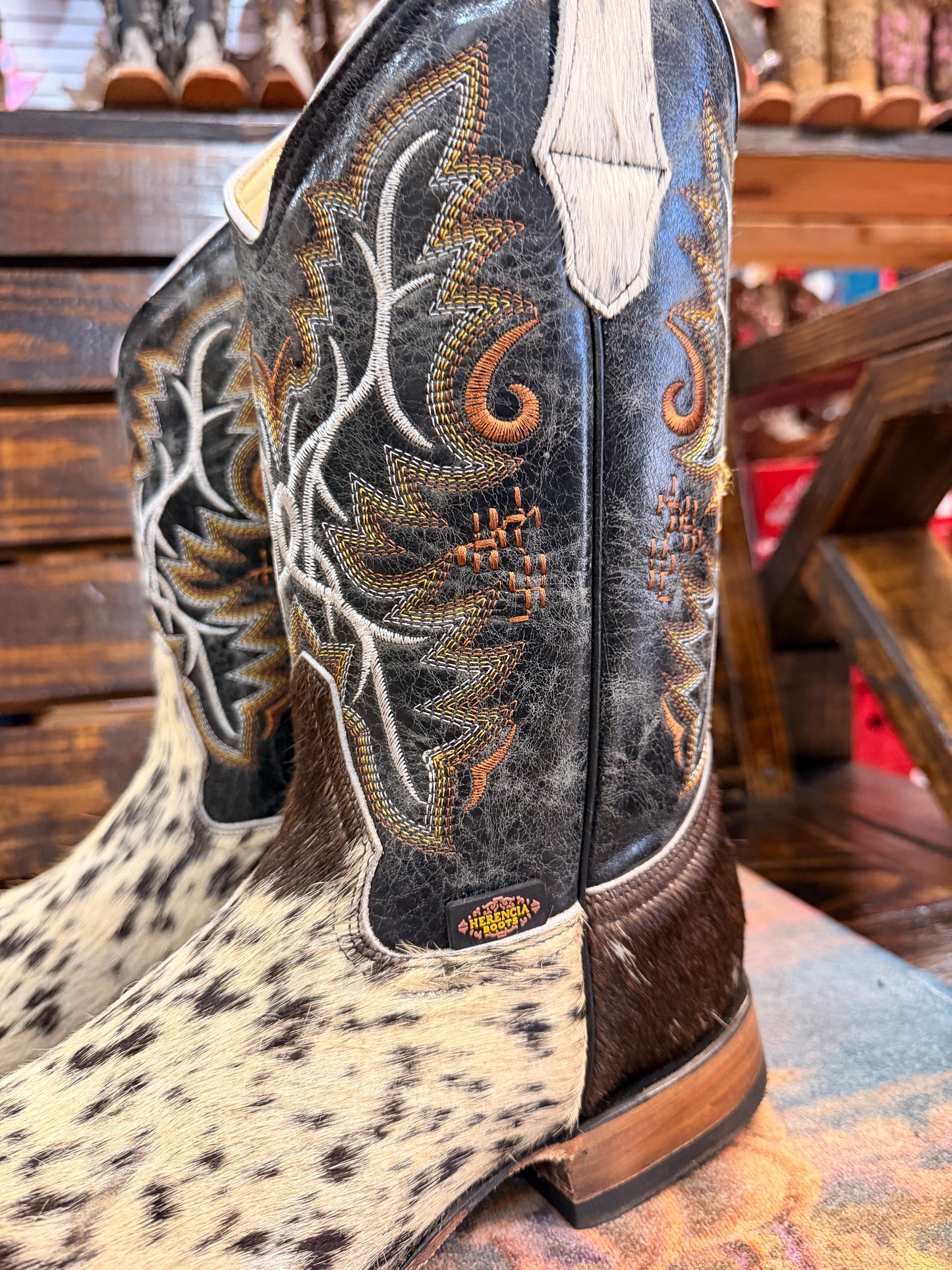 Men’s Cowhide Embroidered Western Boots size 9