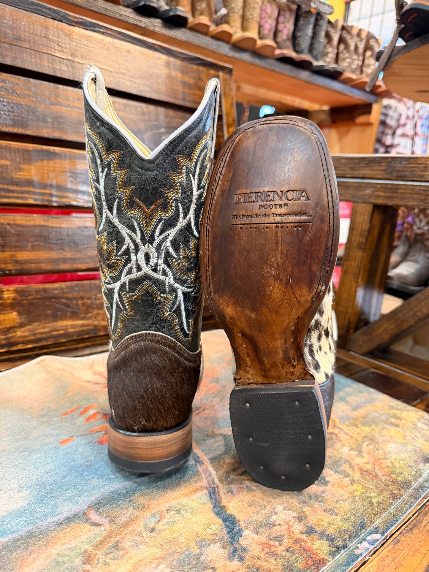 Men’s Cowhide Embroidered Western Boots size 9