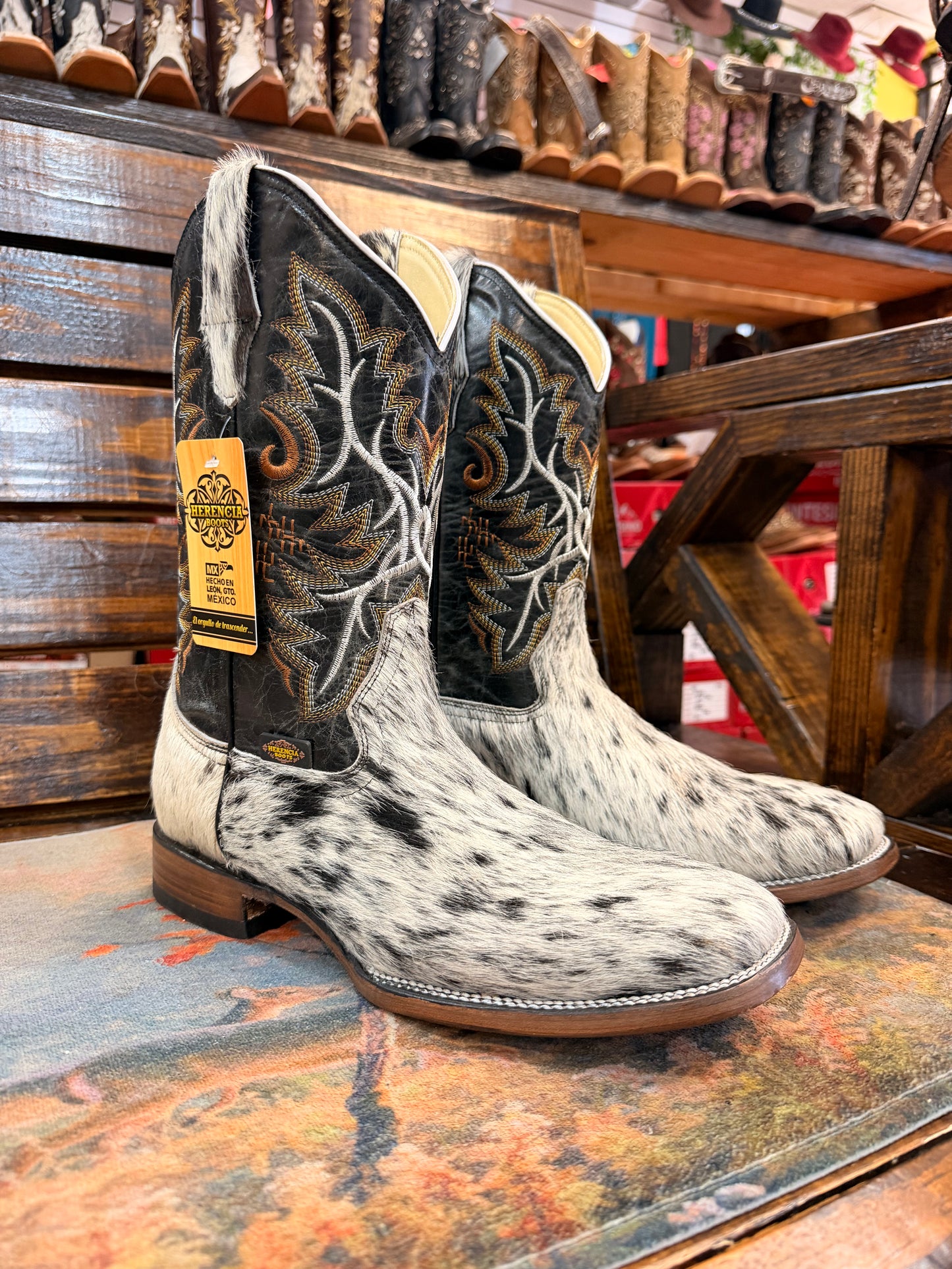 Men’s Cowhide Embroidered Western Boots size 10