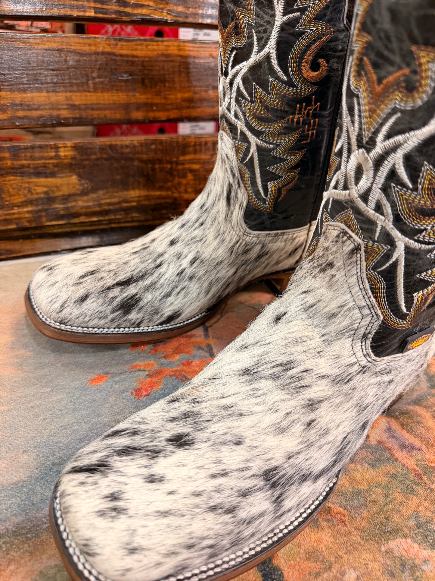 Men’s Cowhide Embroidered Western Boots size 10