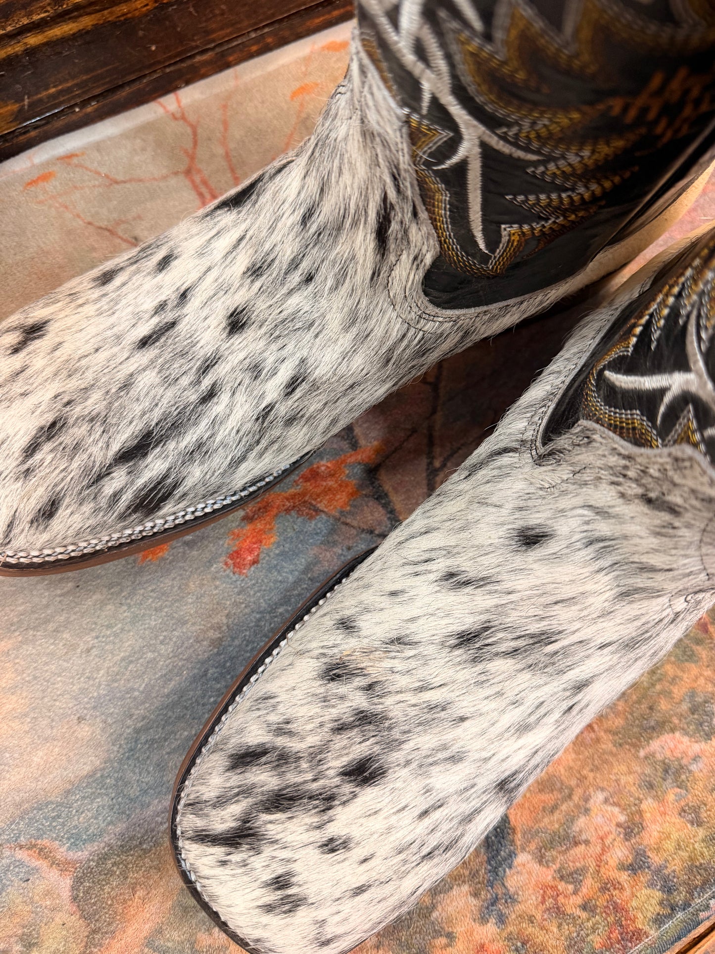 Men’s Cowhide Embroidered Western Boots size 10