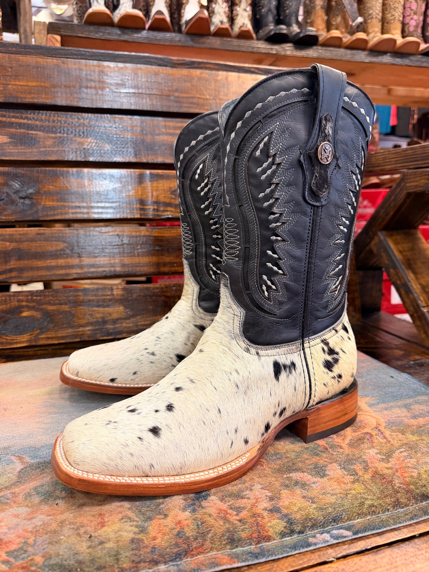 Men’s Cowhide Embroidered Western Boots Size 8.5