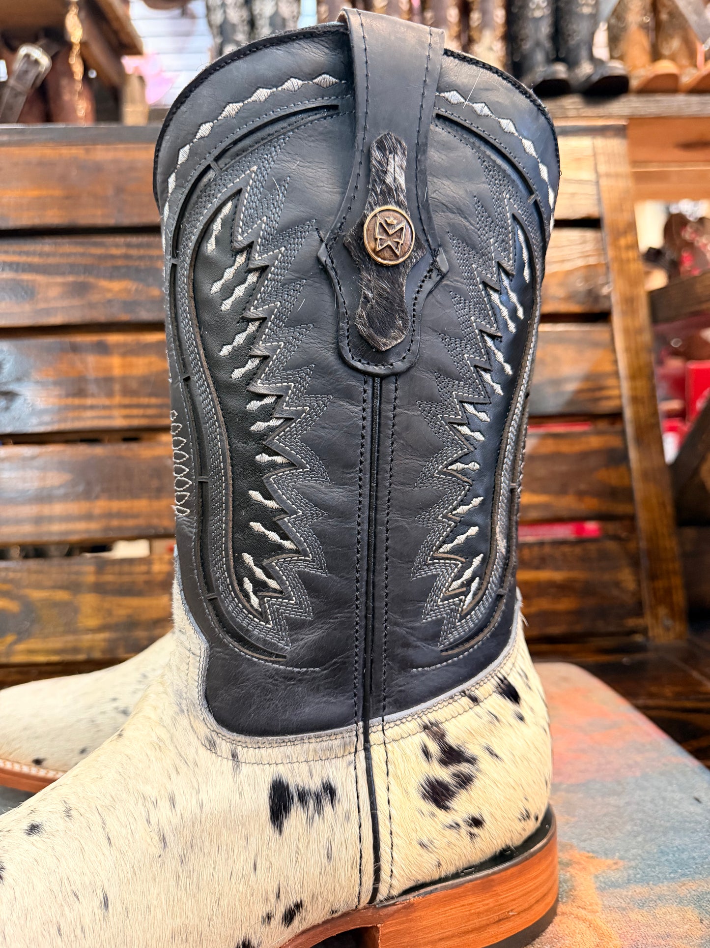 Men’s Cowhide Embroidered Western Boots Size 8.5