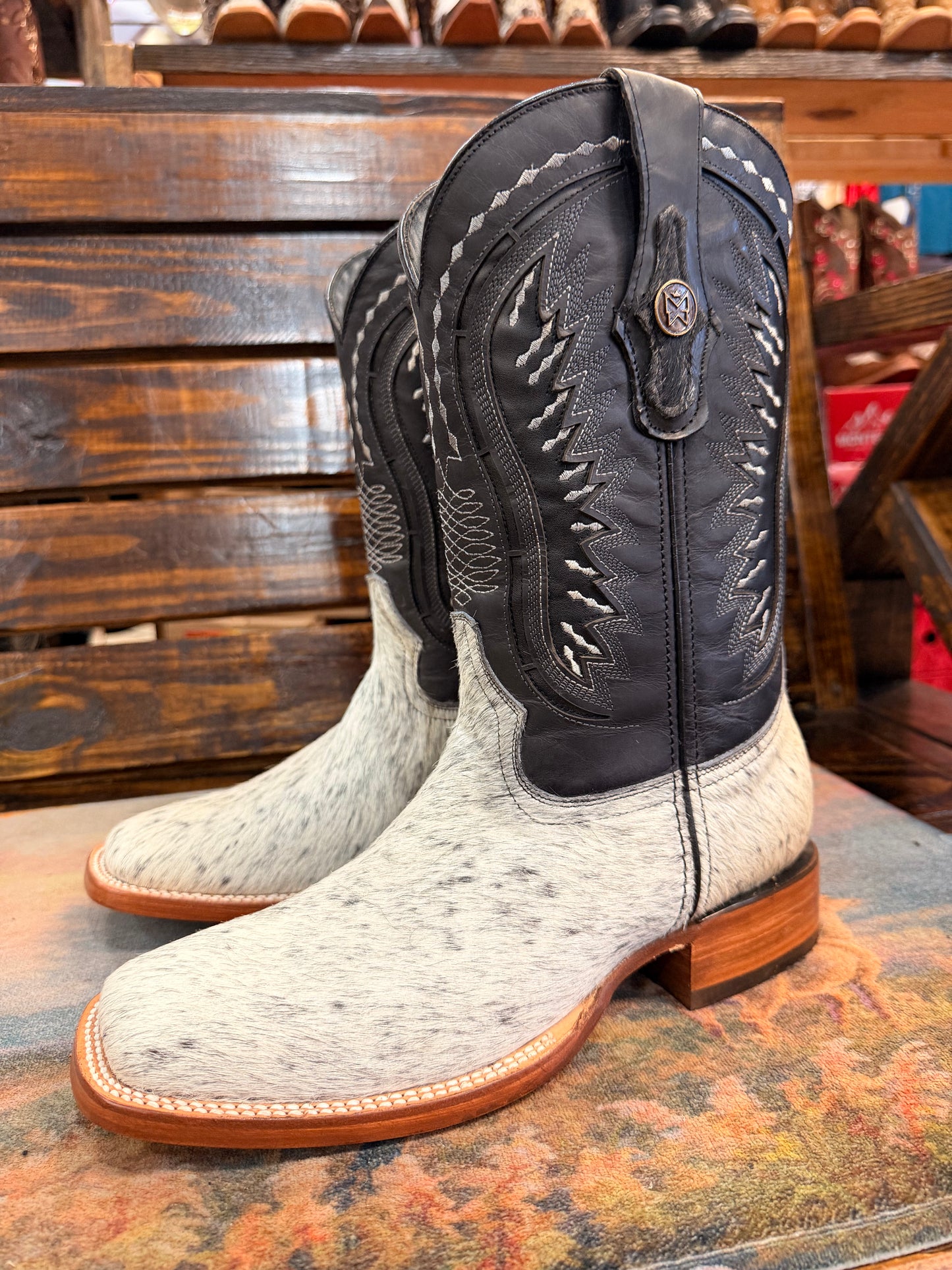 Men’s Cowhide Embroidered Western Boots Size 9
