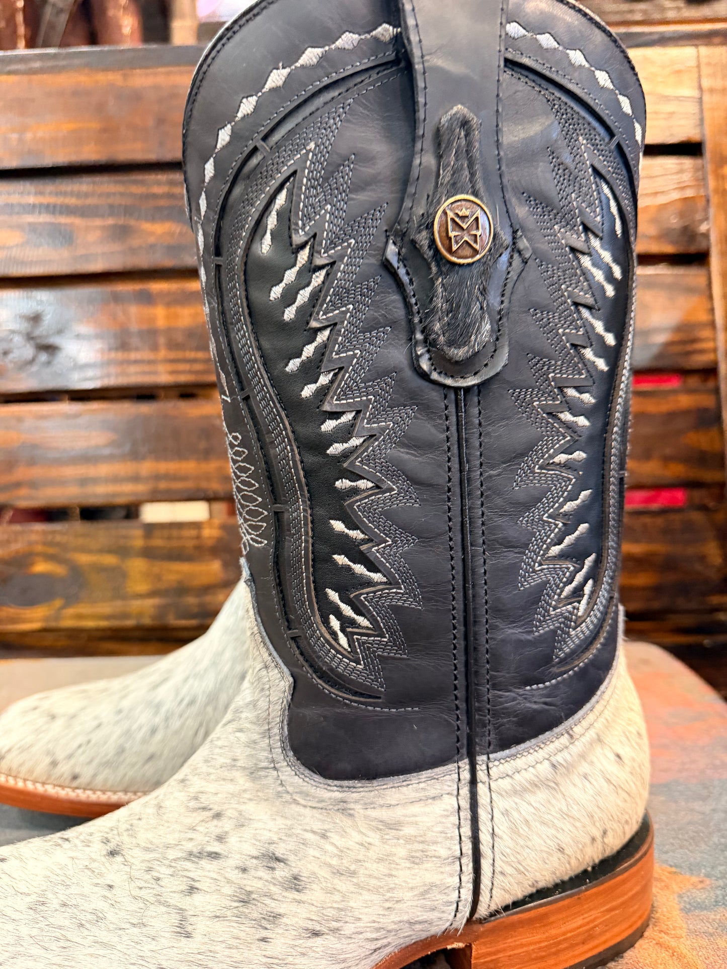 Men’s Cowhide Embroidered Western Boots Size 9