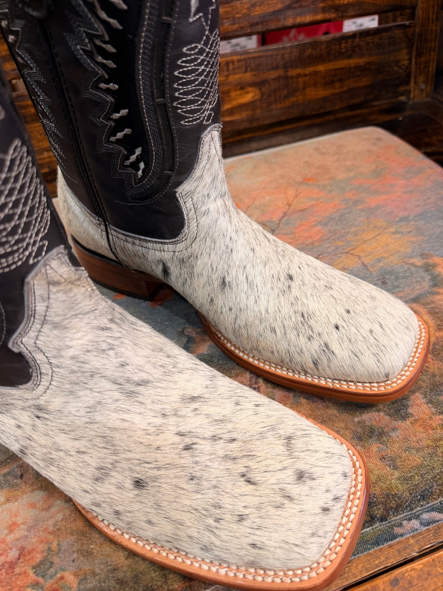 Men’s Cowhide Embroidered Western Boots Size 9