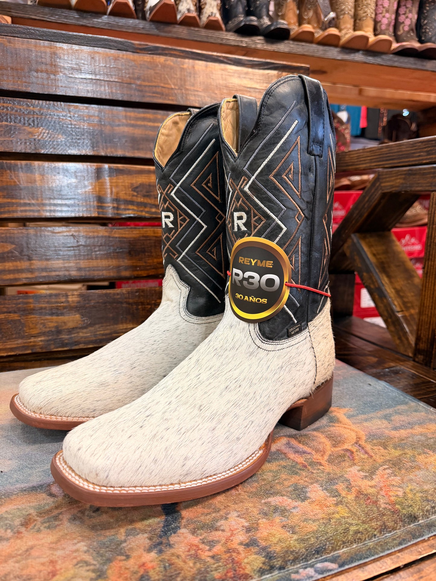 Men’s Cowhide Embroidered Western Boots Size 10.5