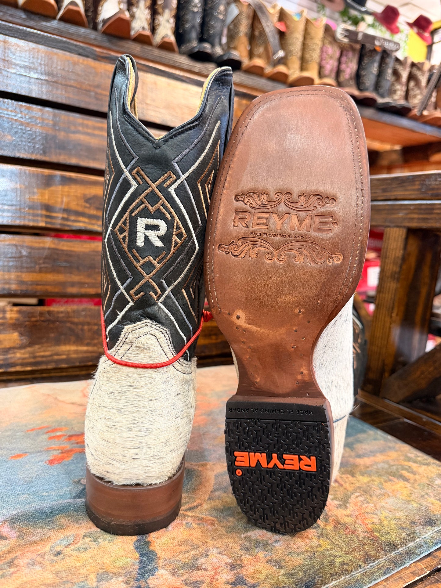 Men’s Cowhide Embroidered Western Boots Size 10.5
