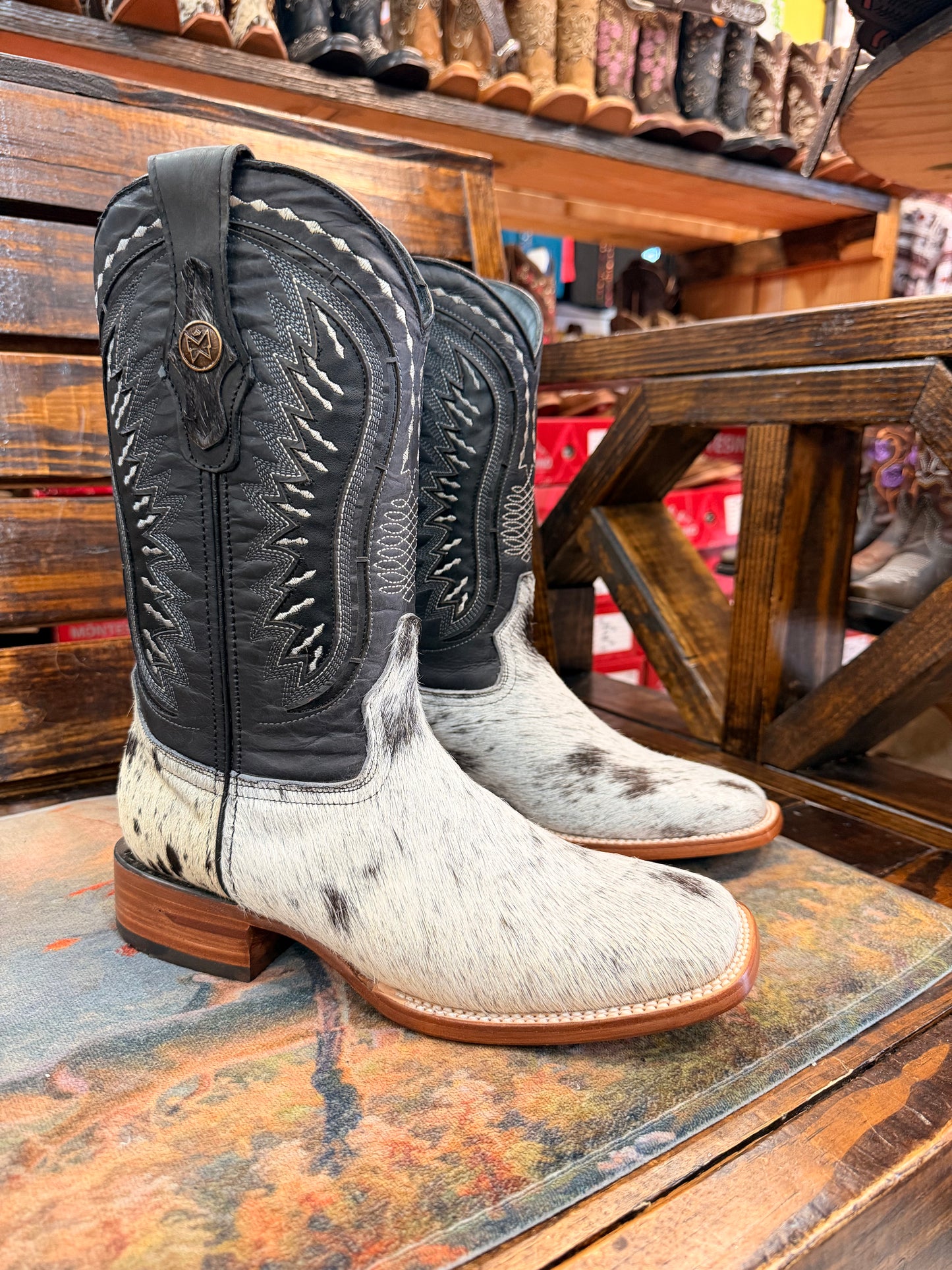 Men’s Cowhide Embroidered Western Boots Size 8