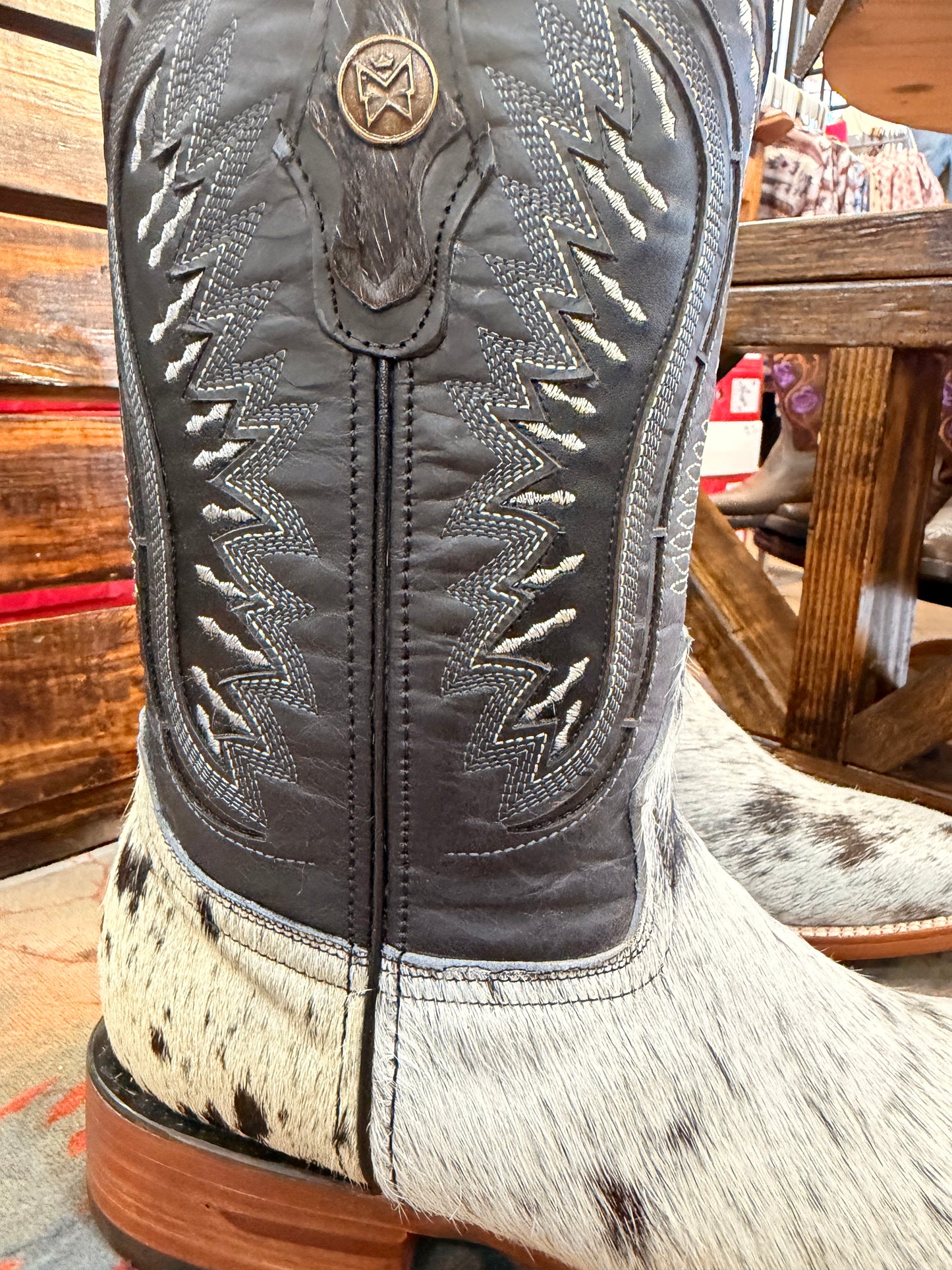 Men’s Cowhide Embroidered Western Boots Size 8
