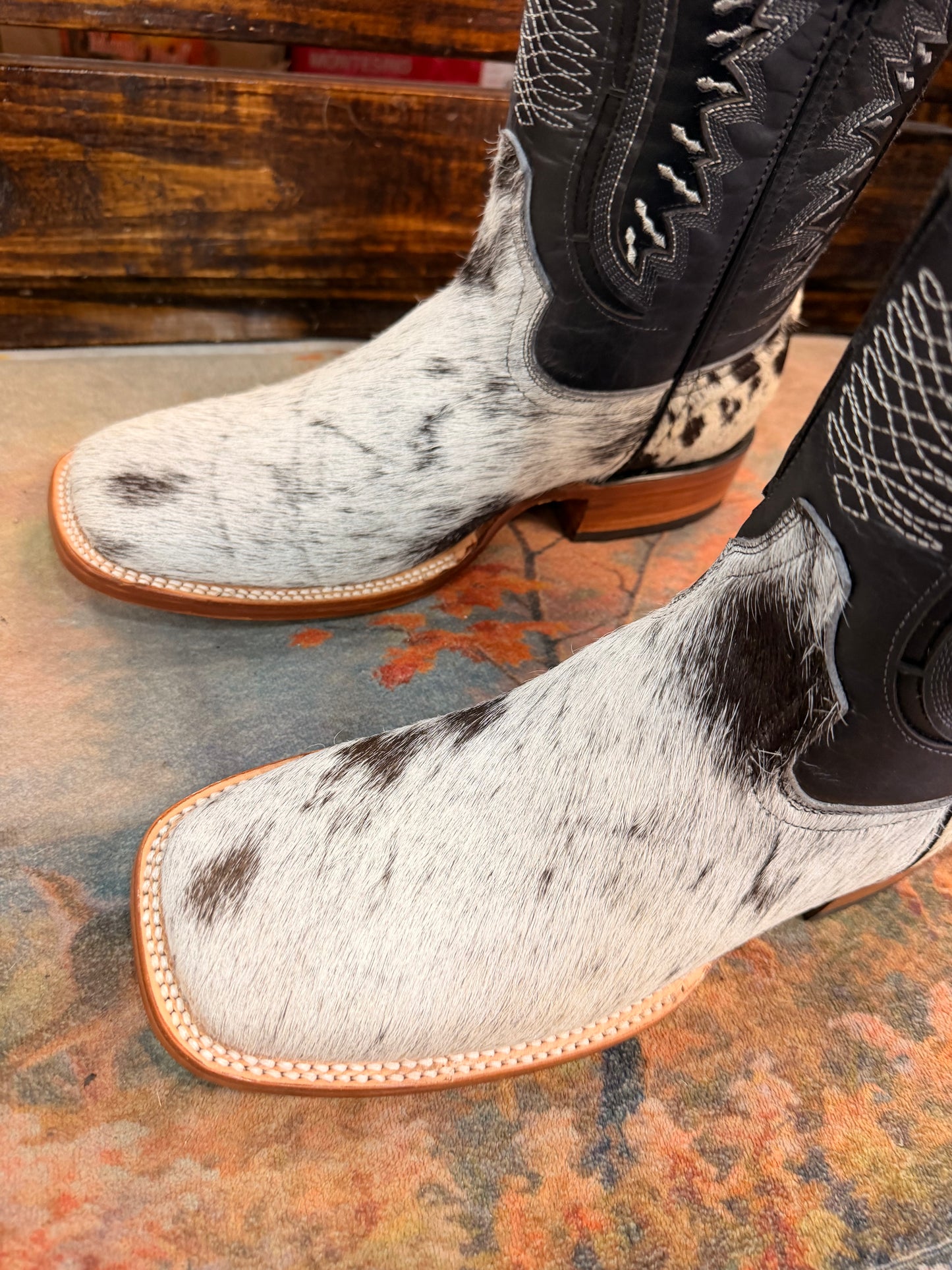 Men’s Cowhide Embroidered Western Boots Size 8