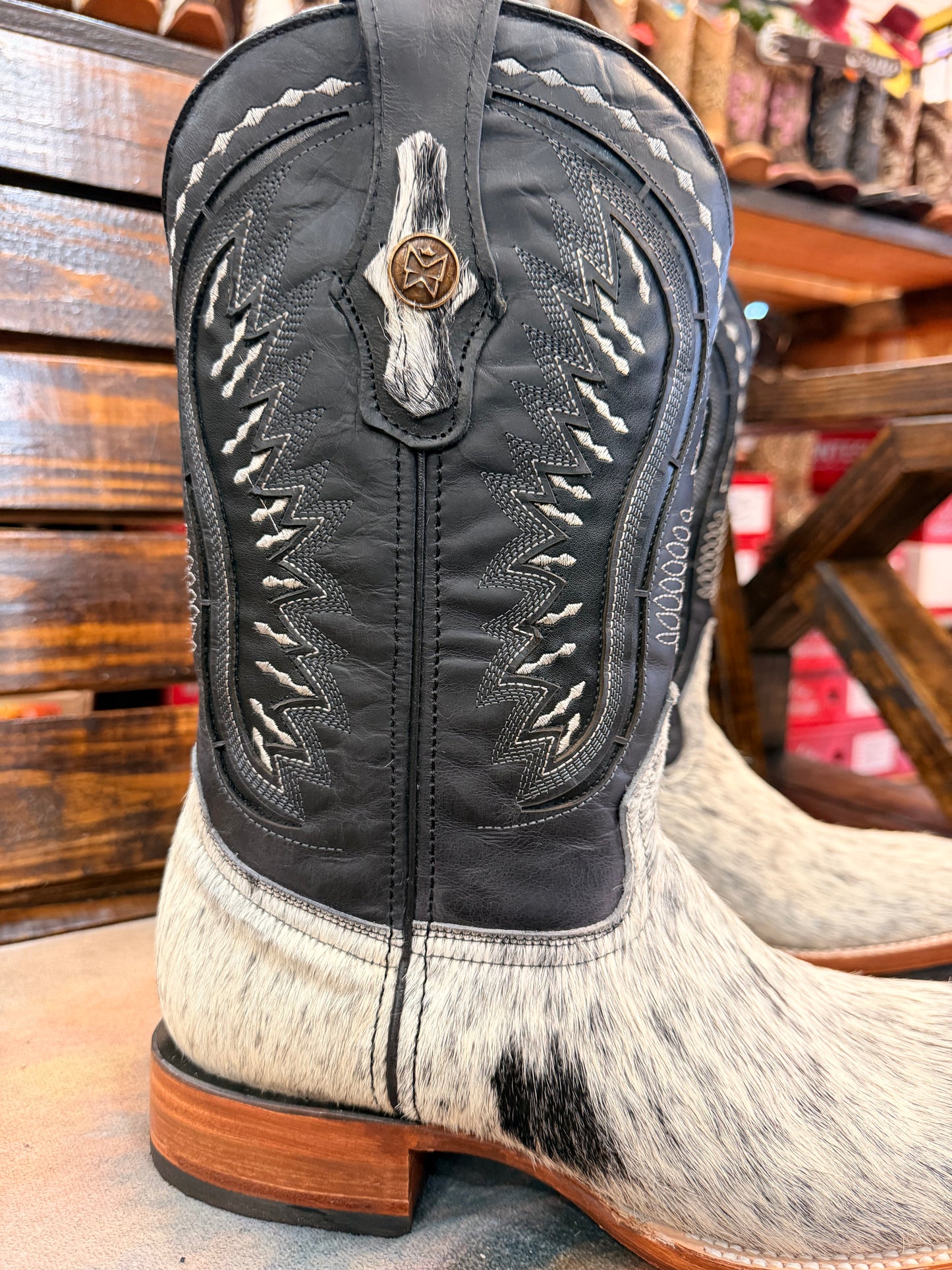 Men’s Cowhide Embroidered Western Boots Size 10