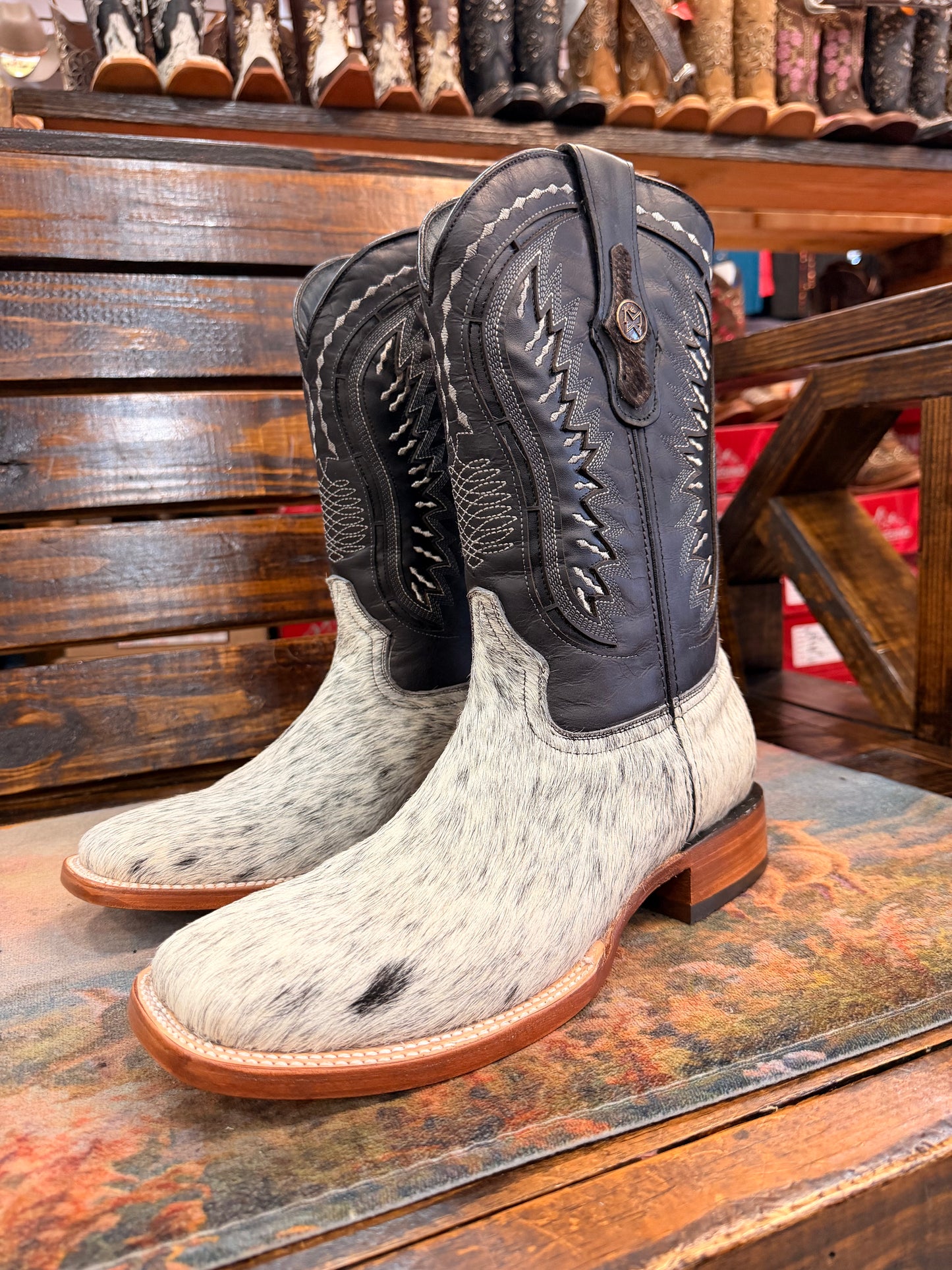 Men’s Cowhide Embroidered Western Boots Size 10