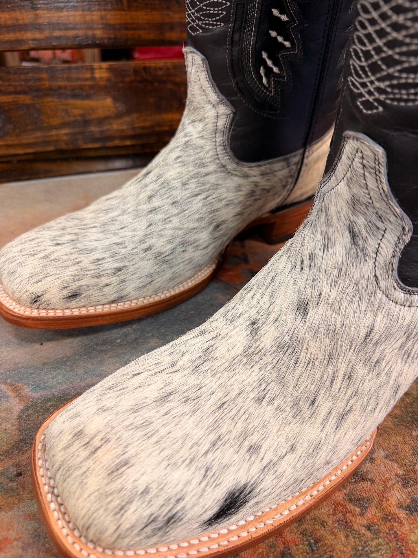 Men’s Cowhide Embroidered Western Boots Size 10