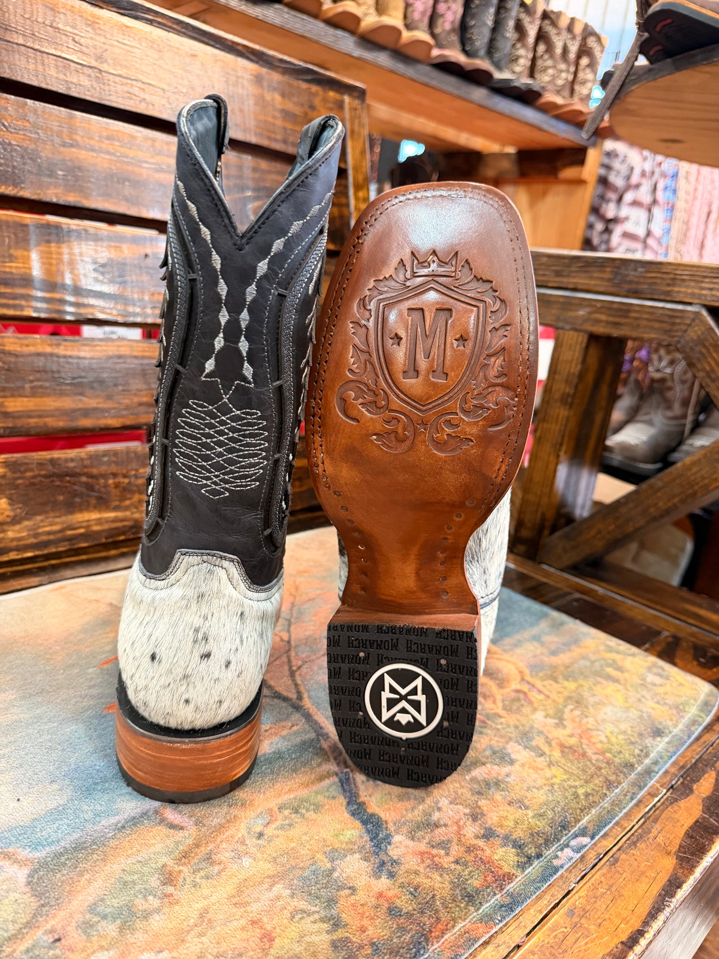 Men’s Cowhide Embroidered Western Boots Size 10