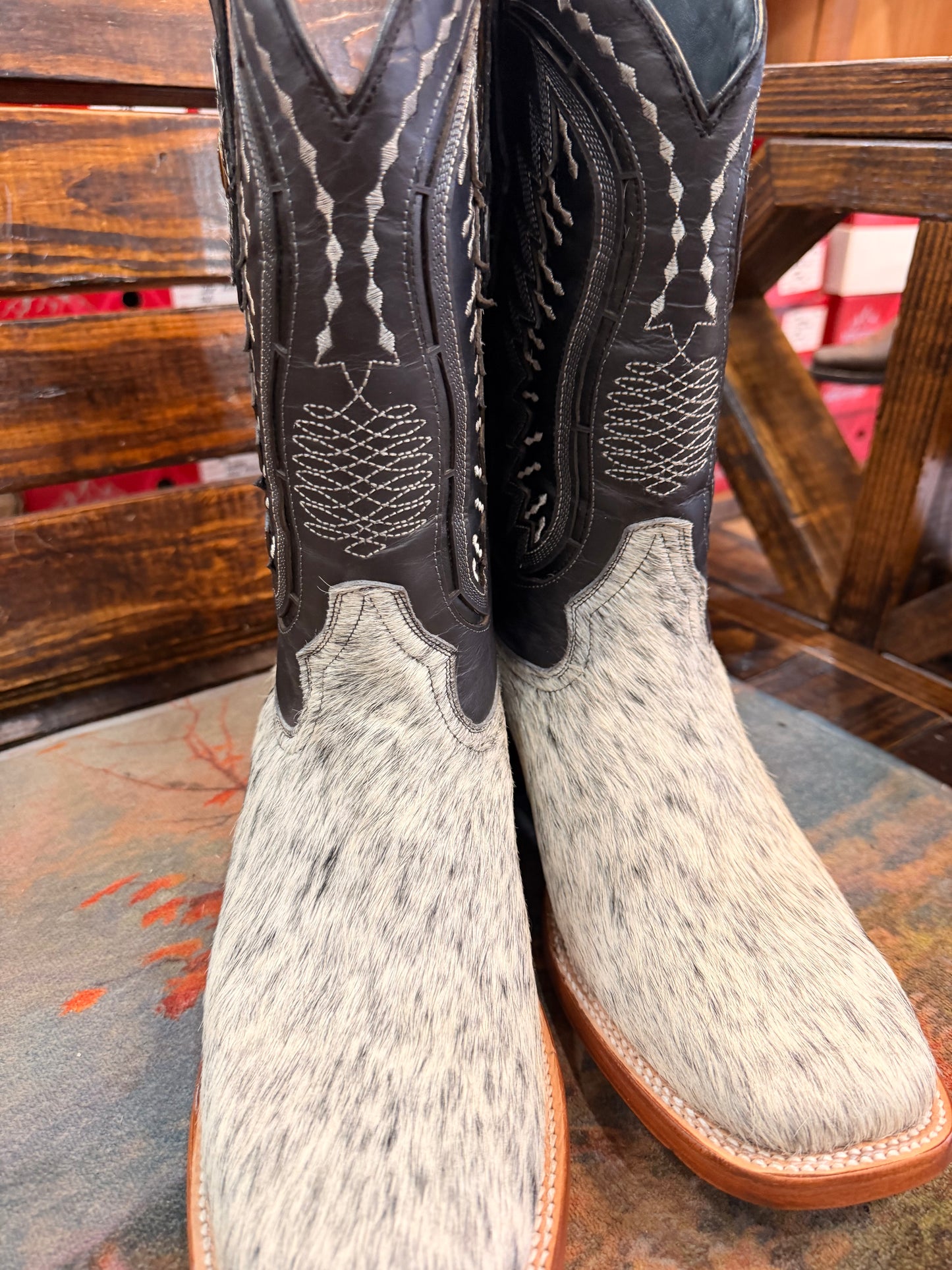 Men’s Cowhide Embroidered Western Boots Size 10